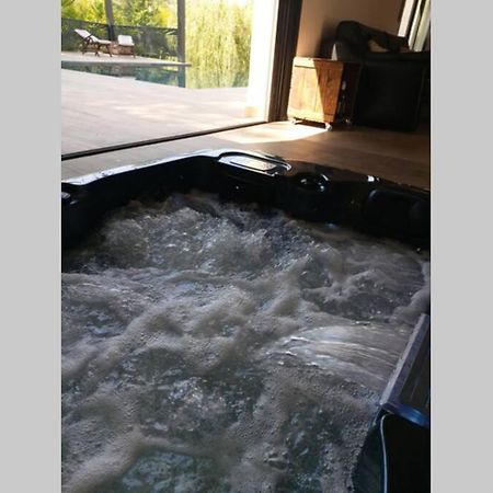 Un Petit Coin De Bali Avec Spa Et Piscine Prives カルパントラ エクステリア 写真